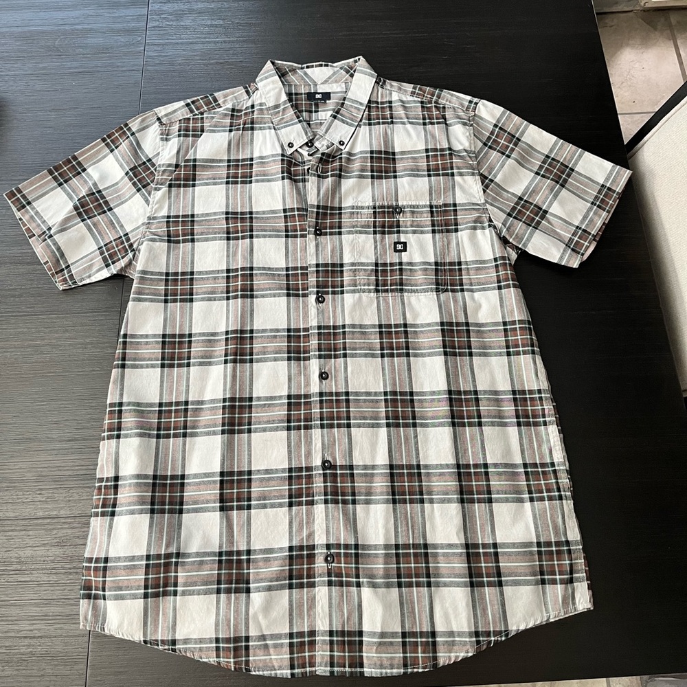DC shoes Plaid button up shirt